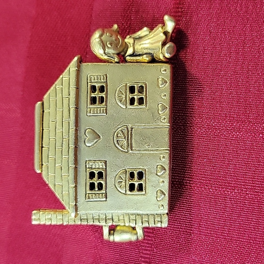 Vintage A.J.C. Dollhouse Brooch Pin Gold Tone Opens To Inside Of House